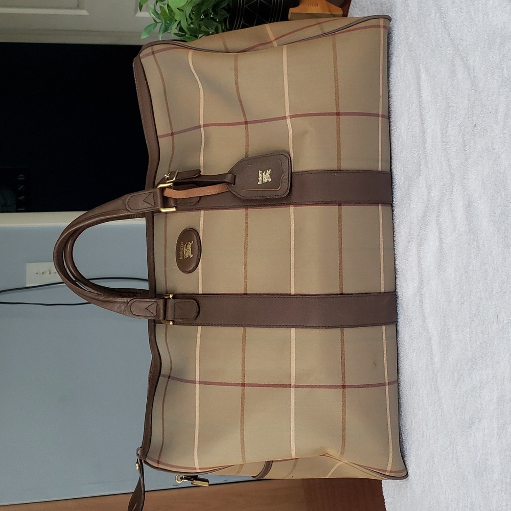 Burberry travel bag with lock and keys 🔥 😍